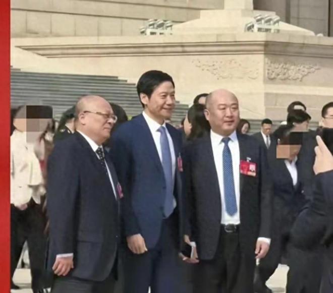 同框一冷一热网友调侃：不愧是卖冰箱的j9九游会(中国)网站雷军与海尔老总(图1)